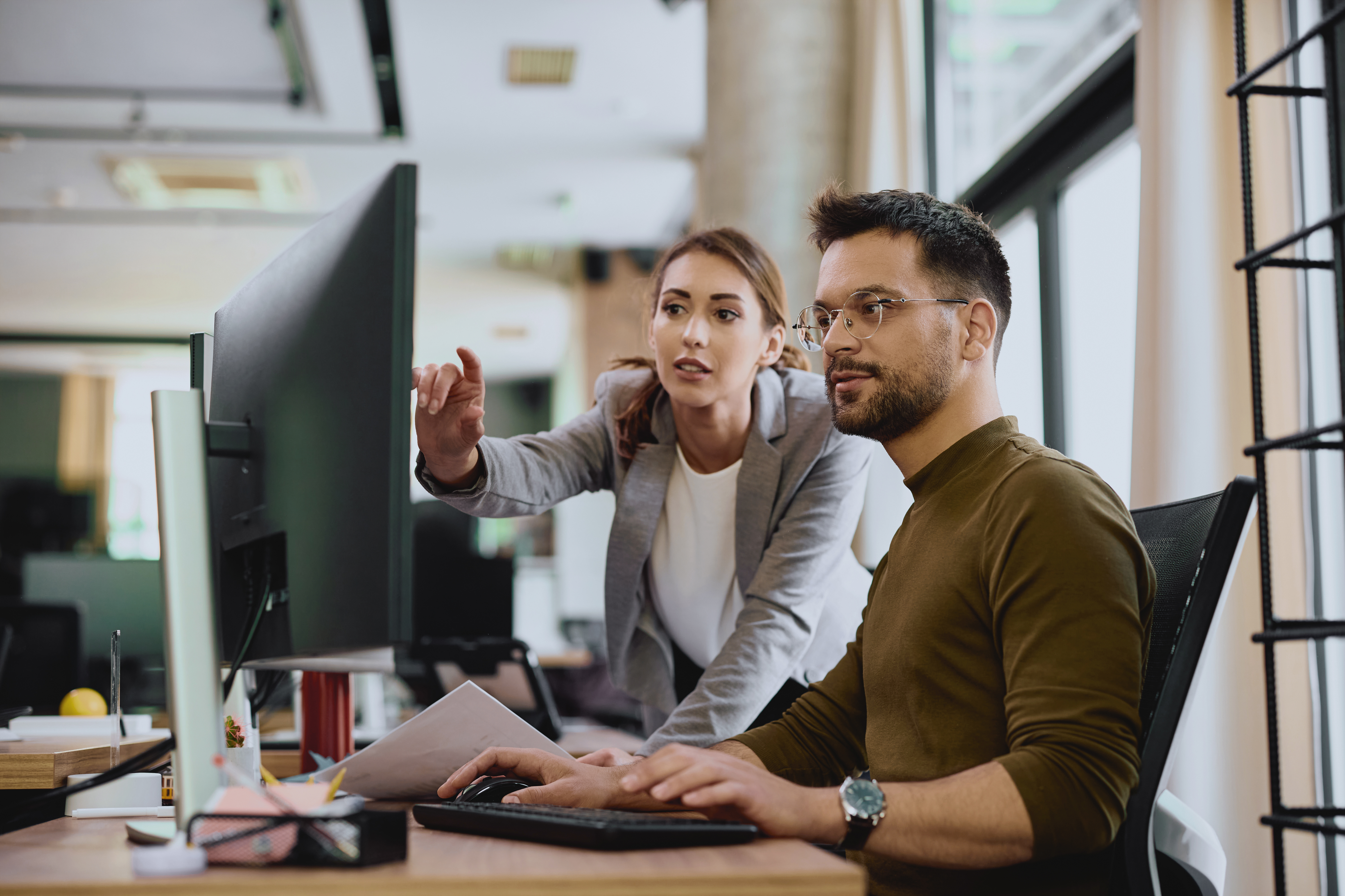 Frau und Mann vor PC